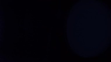 Anamorfik mercek yaratıcı reklam kavramını alevlendiriyor. Sinematik ışıklar şablonu yansıtır. Mavi ışığın yavaş geçişiyle siyah arkaplan üzerindeki ışık efektlerini soyut olarak örtüyor.