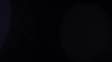 Anamorfik mercek yaratıcı reklam kavramını alevlendiriyor. Sinematik ışıklar şablonu yansıtır. Mavi ışık geçişini soyutlaştır, kapat, mercek ışığı koyu arkaplan üzerindeki efektlerini parlat.