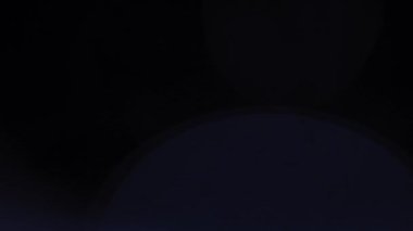 Anamorfik mercek yaratıcı reklam kavramını alevlendiriyor. Sinematik ışıklar şablonu yansıtır. Tepeden yavaş mavi ışık geçişini soyut olarak örtüyor, koyu arkaplan üzerinde lens alevlendirme efekti.