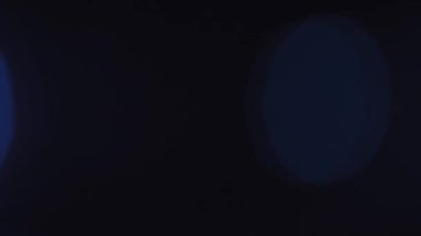 Anamorfik mercek yaratıcı reklam kavramını alevlendiriyor. Sinematik ışıklar şablonu yansıtır. Mavi ışık projektörünün soyut örtüşmesi, koyu arkaplanda lens parlamaları.