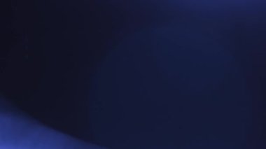 Anamorfik mercek yaratıcı reklam kavramını alevlendiriyor. Sinematik ışıklar şablonu yansıtır. Çerçeve etrafında mavi ışık geçişi ile soyut örtüşen, koyu arkaplanda bulanık lens parlaması.