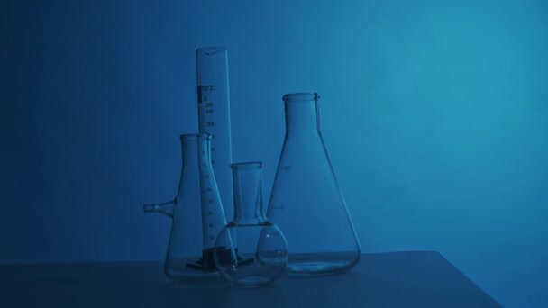 Cerrar Los Tubos Ensayo Luz Azul Neón Vídeo Laboratorio Experimento — Vídeos de Stock