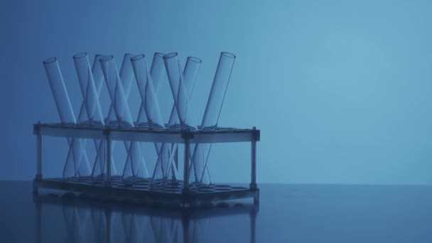 关闭实验室中的视频霓虹灯蓝光测试管 科学实验 实验室玻璃器皿的详细照片 创意内容或医药广告 Hdr Bt2020 Hlg Material — 图库视频影像