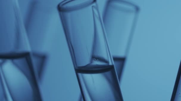 在实验室关闭装有燃料的显像管蓝光试管 科学实验 实验室玻璃器皿的详细照片 创意内容或医药广告 Hdr Bt2020 — 图库视频影像