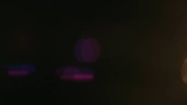 Sinematik ışık yansımaları. Lens parlamaları siyah arka planda ışık efektleri oluşturur. Anamorfik lens, reklam şablonu yaratıcı konsepti alevlendiriyor. Soyut üstüste doğrusal mavi ve mor işaret fişekleri geçiş.