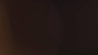 Sinematik ışık yansımaları. Lens parlamaları siyah arka planda ışık efektleri oluşturur. Anamorfik lens, reklam şablonu yaratıcı konsepti alevlendiriyor. Soluk gradyan geçişi ile soyut örtüşme.