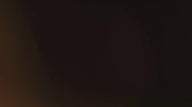 Sinematik ışık yansımaları. Lens parlamaları siyah arka planda ışık efektleri oluşturur. Anamorfik lens, reklam şablonu yaratıcı konsepti alevlendiriyor. Soluk ışık efektleriyle soyut örtüşme.