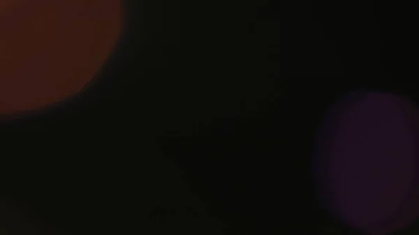 シネマティックライトの反射 レンズフレアは黒い背景に影響を与える アナモルフィックレンズフレア広告テンプレートクリエイティブコンセプト 薄暗い光の円で抽象的なオーバーレイ — ストック写真