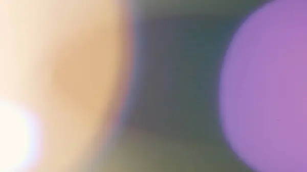 电影灯光反射 镜头在黑色背景上闪出闪光效果 无定形镜头闪烁着广告模板的创意概念 带有明亮的黄色紫色圆圈的叠层 — 图库照片