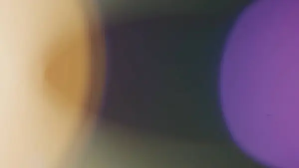 シネマティックライトの反射 レンズフレアは黒い背景に影響を与える アナモルフィックレンズフレア広告テンプレートクリエイティブコンセプト 明るい黄色の紫色の円ライトが付いている抽象的なオーバーレイ — ストック写真
