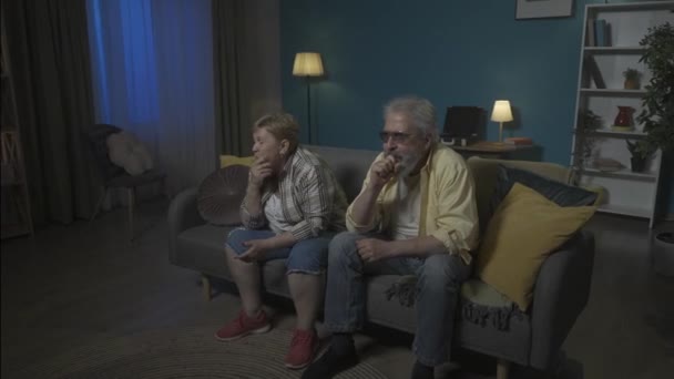 Starší Pár Sedící Gauči Místnosti Upřeně Zírající Někam Jinam Cítí — Stock video