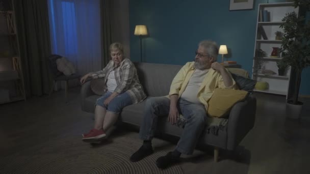 Frame Elderly Couple Sitting Sides Couch Demonstrate Quarrel Resentment Anger — Stock Video