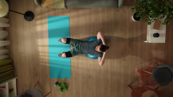 파란색 공으로 자신의 운동을 젊은이를 건강하고 활동적인 라이프 스타일 — 비디오