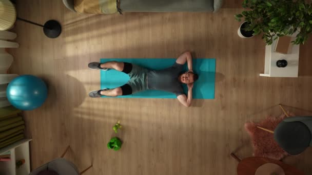 Widok Góry Jak Młody Mężczyzna Wykonuje Poranne Ćwiczenia Trening Brzucha — Wideo stockowe