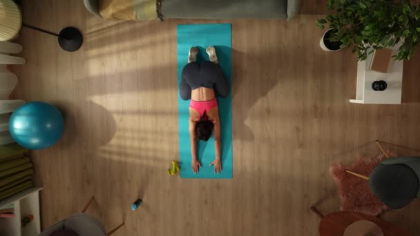 Вид Зверху Захоплює Молоду Жінку Яка Робить Ранкові Вправи Йоги — стокове відео