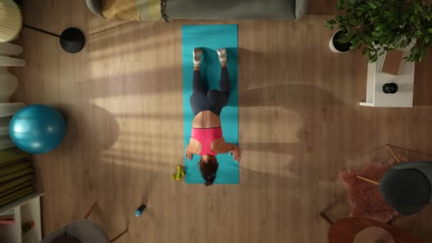 头像拍摄一个年轻女子做她的早晨瑜伽练习 伸展在窗前 室内活动 健康和积极的生活方式 晨间例行公事 实现目标 — 图库视频影像