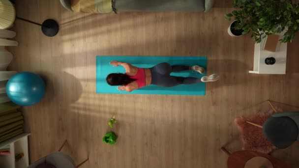 Vista Superior Captura Una Mujer Joven Haciendo Ejercicio Yoga Por — Vídeos de Stock