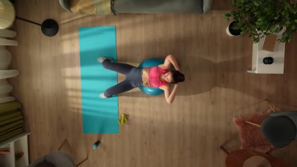 파란색 공으로 그녀의 운동을 여자를 건강하고 활동적인 라이프 스타일 — 비디오