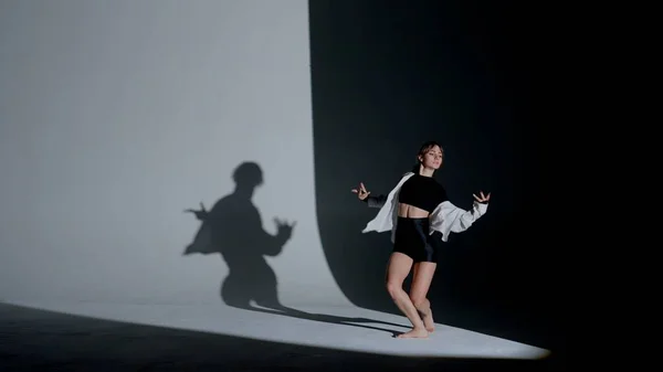 Mladá Žena Tílku Šortkách Košili Předvádějící Emocionální Současný Tanec Světle — Stock fotografie