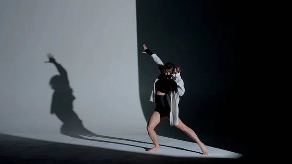 Mladá Žena Tílku Šortkách Košili Předvádějící Emocionální Současný Tanec Světle — Stock fotografie