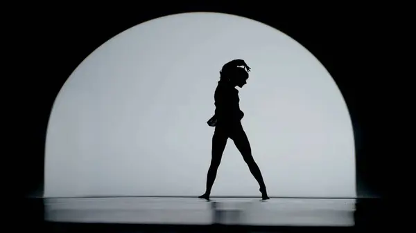 Silhouette Contrastée Une Jeune Femme Exécutant Une Danse Contemporaine Émotionnelle — Photo