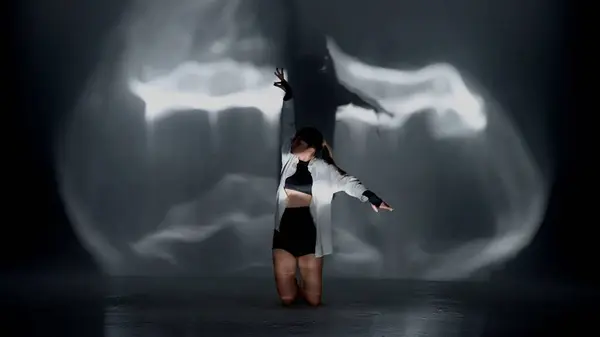 Молодая Женщина Топе Шортах Рубашке Исполняющая Эмоциональный Современный Танец Ярким — стоковое фото