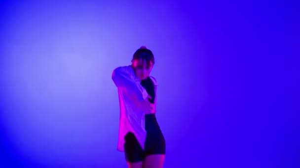 Młoda Kobieta Bluzce Spodenkach Koszulce Wykonująca Emocjonalny Taniec Współczesny Studio — Wideo stockowe