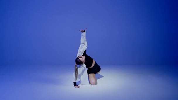 Mladá Žena Tílku Šortkách Košili Předvádějící Emocionální Současný Tanec Světle — Stock video
