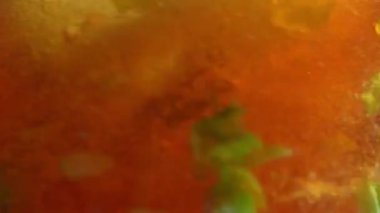 Su girdabı yaratıcı reklam konsepti. Aqua girdabına yakın çekim. Macro Stüdyosu, altın birayla çevrilmiş fırıl fırıl dönen bir sürü taze zıplama tomurcuğu..