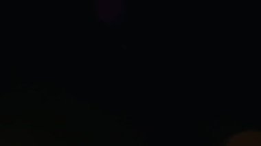 Anamorfik mercek yaratıcı reklam kavramını alevlendiriyor. Sinematik ışıklar şablonu yansıtır. Mor bulanık ışık geçişi ile soyut örtüşme, koyu arkaplan üzerindeki parlaklık efektleri.