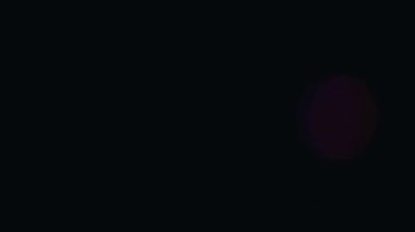 Anamorfik mercek yaratıcı reklam kavramını alevlendiriyor. Sinematik ışıklar şablonu yansıtır. Renkli harmanlanmış ışık geçişi ile soyut örtüşme, koyu arkaplan üzerindeki parlaklık efektleri.