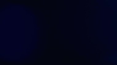 Anamorfik mercek yaratıcı reklam kavramını alevlendiriyor. Sinematik ışıklar şablonu yansıtır. Mavi neon parlak ışık geçişi ile soyut örtüşen, lens parlamaları koyu arkaplan üzerinde efektler.