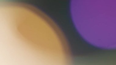 Anamorfik mercek yaratıcı reklam kavramını alevlendiriyor. Sinematik ışıklar şablonu yansıtır. Soyut örtülü renkli harmanlanmış ışık hareket ediyor ve değişiyor, mercek parlamaları koyu arkaplan üzerinde ışık efektleri