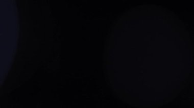 Anamorfik mercek yaratıcı reklam kavramını alevlendiriyor. Sinematik ışıklar şablonu yansıtır. Mavi ışık geçişini soyutlaştır, kapat, mercek ışığı koyu arkaplan üzerindeki efektlerini parlat.