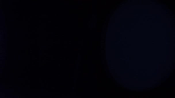 アナモルフィックレンズはクリエイティブ広告コンセプトをフレア シネマティックライトはテンプレートを反射します 黒い背景にレンズフレア効果を持つ青色光の抽象的なオーバーレイ遅い遷移 — ストック動画