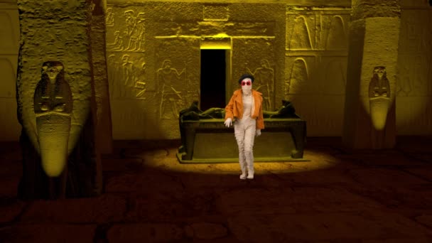 Seppellimento Del Faraone Egiziano Mummia Cappotto Arancione Cappello Occhiali Sole — Video Stock