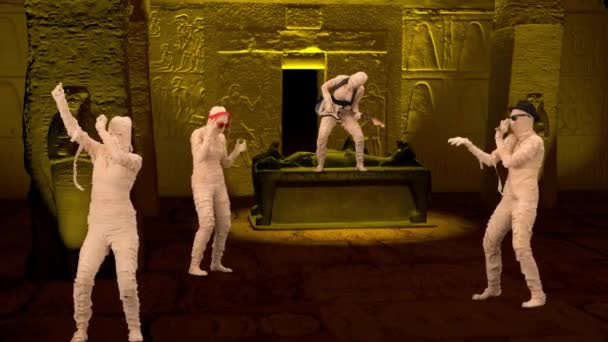 埃及法老的墓葬 四个木乃伊在那里玩得很开心 他们跳舞 弹吉他和听音乐 其中一些人还戴着眼镜和帽子 万圣节弹夹或 — 图库视频影像