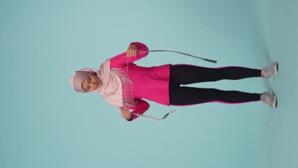 Полноразмерное Изолированное Видео Котором Запечатлена Привлекательная Девушка Спортивной Одежде Хиджабе — стоковое видео