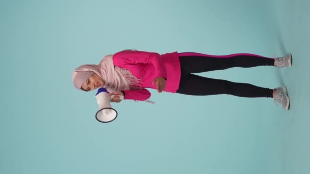 Повнорозмірне Ізольоване Відео Напівхрест Захоплює Привабливу Молоду Жінку Спортивному Одязі — стокове відео