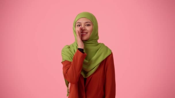 Mittelgroßes Isoliertes Video Das Eine Attraktive Junge Frau Hijab Und — Stockvideo