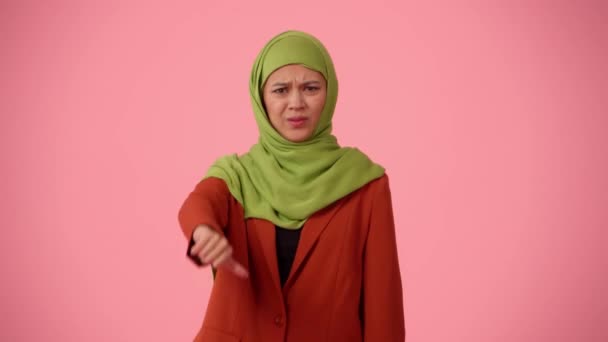 中規模の隔離されたビデオは ヒジャーブ ベールを身に着けている魅力的な若い女性をキャプチャします 彼女は意見の相違を指摘する 多様性のための場所 — ストック動画