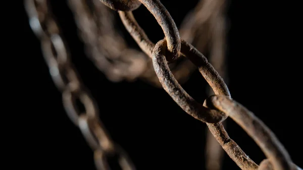 マクロは黒い背景に錆びた古い金属鎖を撮影した チェーンリンクは錆と汚れで覆われています 古い吊り鎖 — ストック写真