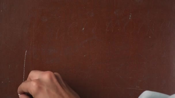 纹理棕色黑板背景 男性用粉笔把肺炎写在黑板上 用粉笔写在黑板上 教育和创意内容 保健概念 — 图库视频影像