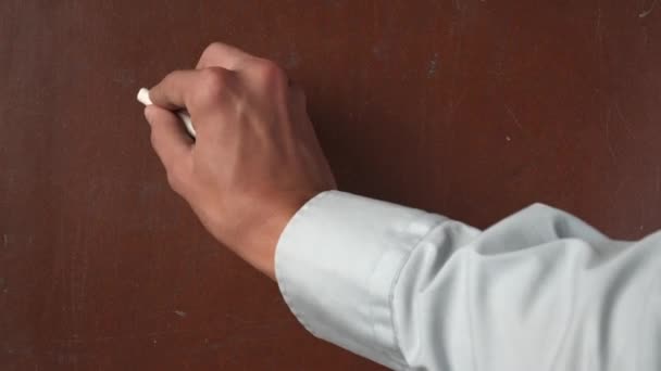Getextureerde Bruine Krijtbordondergrond Mannelijke Hand Schrijven Afgeleide Vergelijking Het Bord — Stockvideo