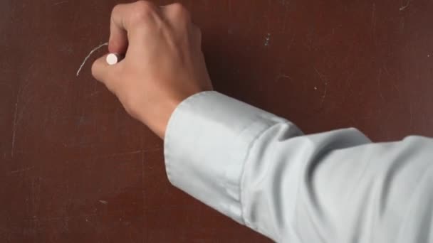 Kalıplı Kahverengi Karatahta Arka Planı Erkek Tahtaya Bir Parça Beyaz — Stok video