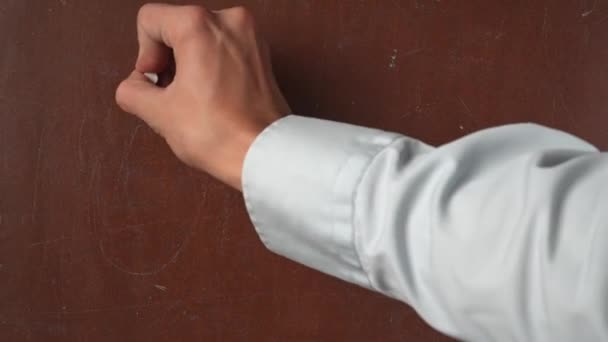 Getextureerde Bruine Krijtbordondergrond Man Handschrift Verkoop Het Bord Met Een — Stockvideo