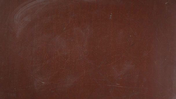 Kalıplı Kahverengi Karatahta Arka Planı Erkek Yazısı Tahtaya Bir Parça — Stok video