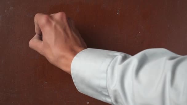 Υφή Καφέ Chalkboard Φόντο Αρσενικό Χέρι Γράφοντας Εξισώσεις Πρόσθεσης Στον — Αρχείο Βίντεο