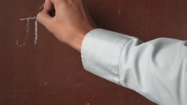 Kalıplı Kahverengi Karatahta Arka Planı Erkek Formül Yazıyor Tahtaya Bir — Stok video
