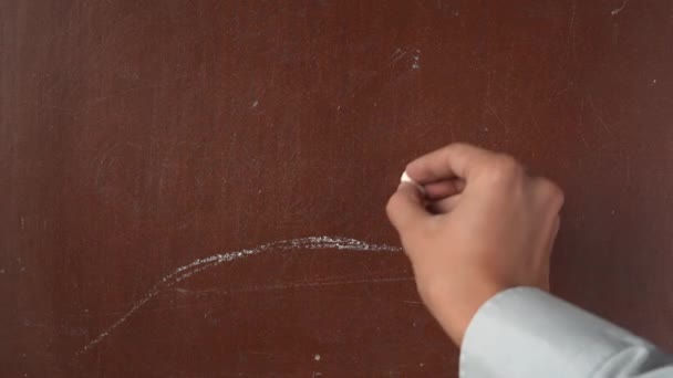 Υφή Καφέ Chalkboard Φόντο Αρσενικό Χέρι Σχεδιάζει Ένα Τοπίο Ήλιο — Αρχείο Βίντεο